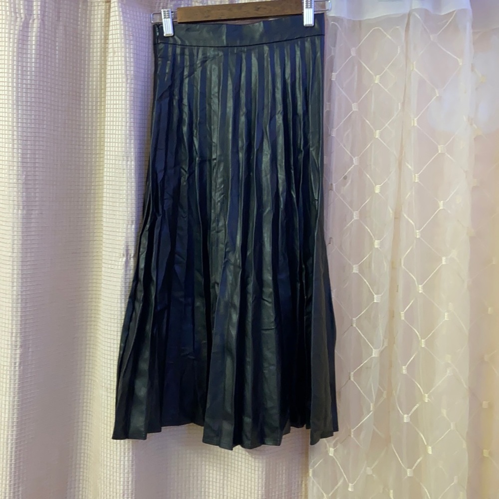 Pleated black long midi skirt